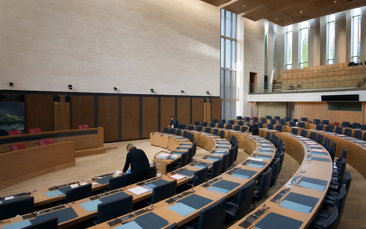 Hémicycle territorial contemporain préparé avant une séance publique