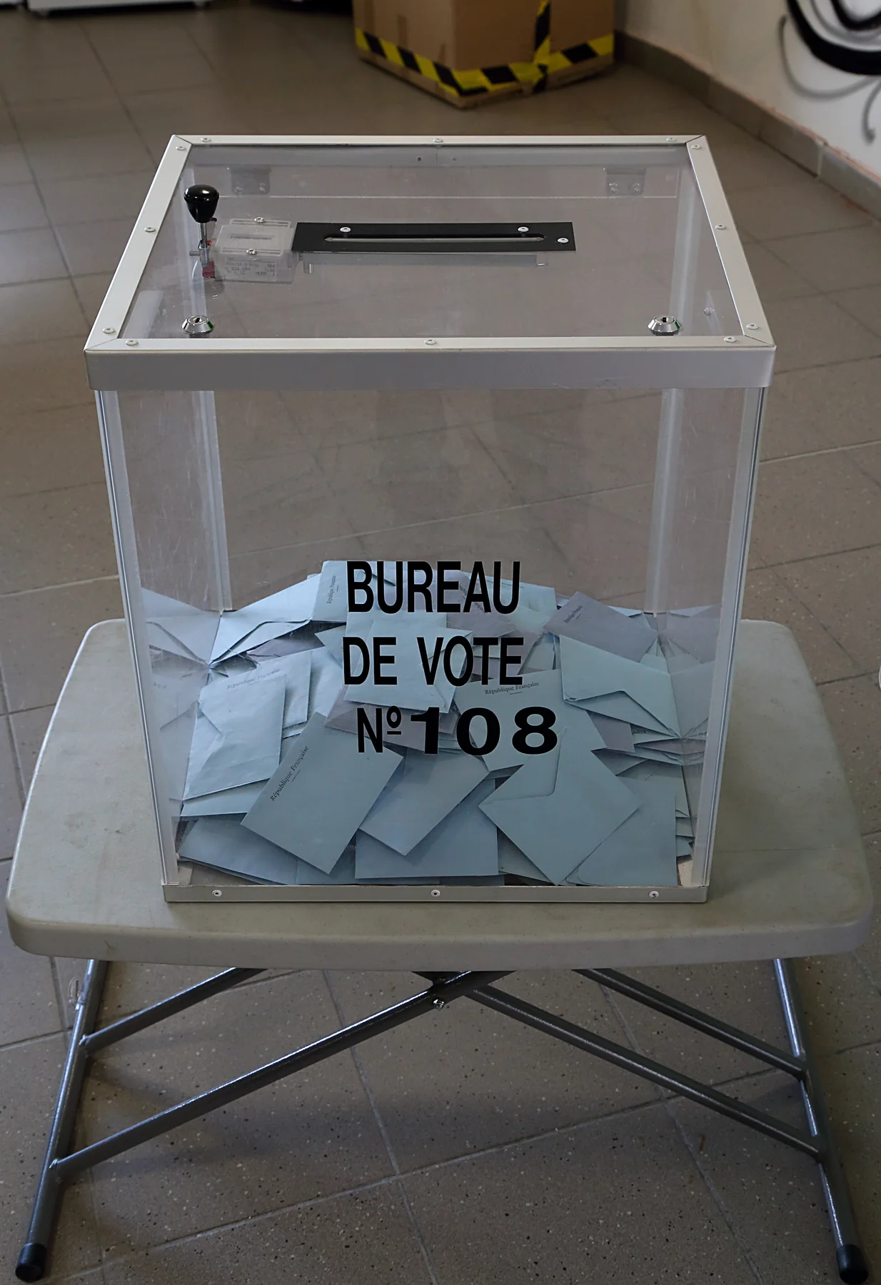 Urne électorale transparente dans un bureau de vote français
