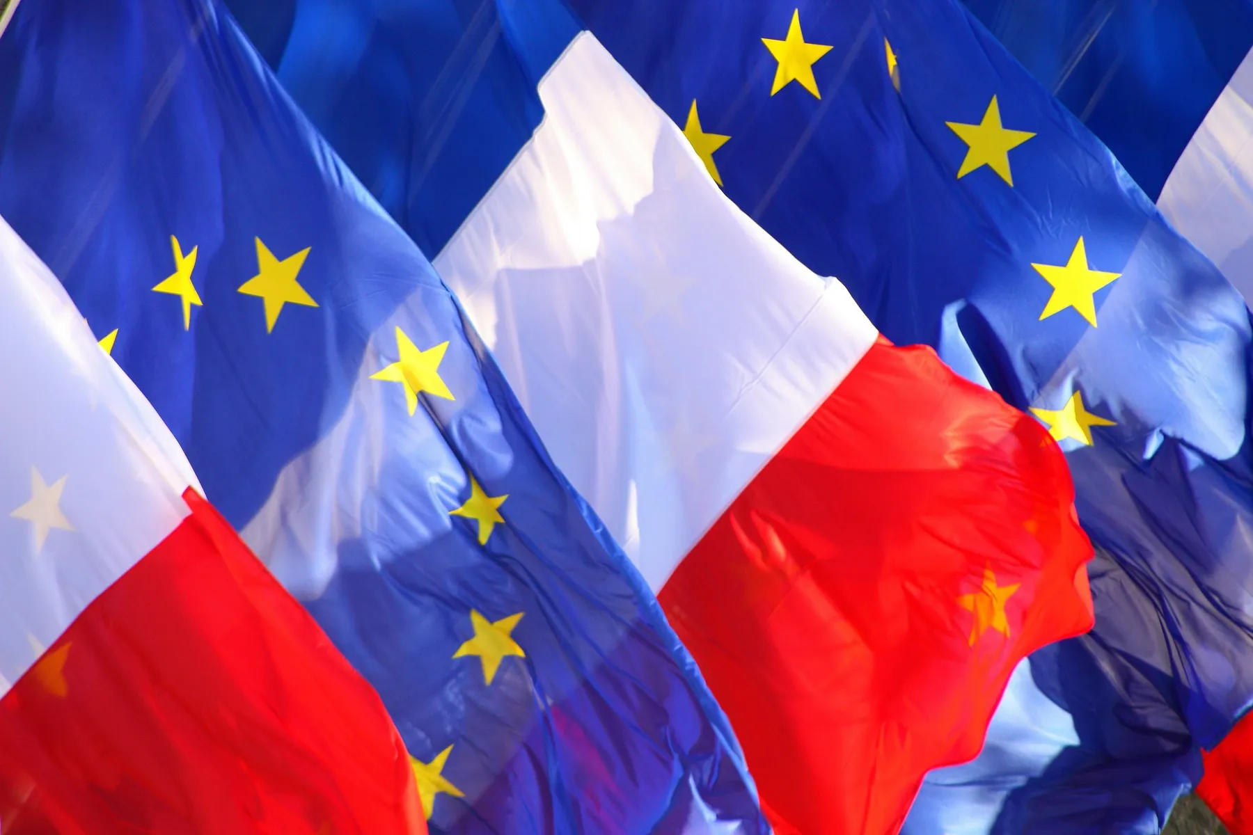 Drapeaux de la France et de l’Union européenne